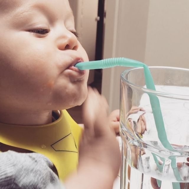 Magnus' Blå Sugerør-Magi 🎉👶🏻